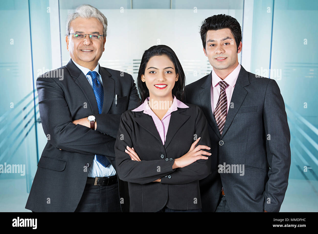 Drei Unternehmer und Geschäftsfrau Partner verschränkten Armen stand im Büro Stockfoto