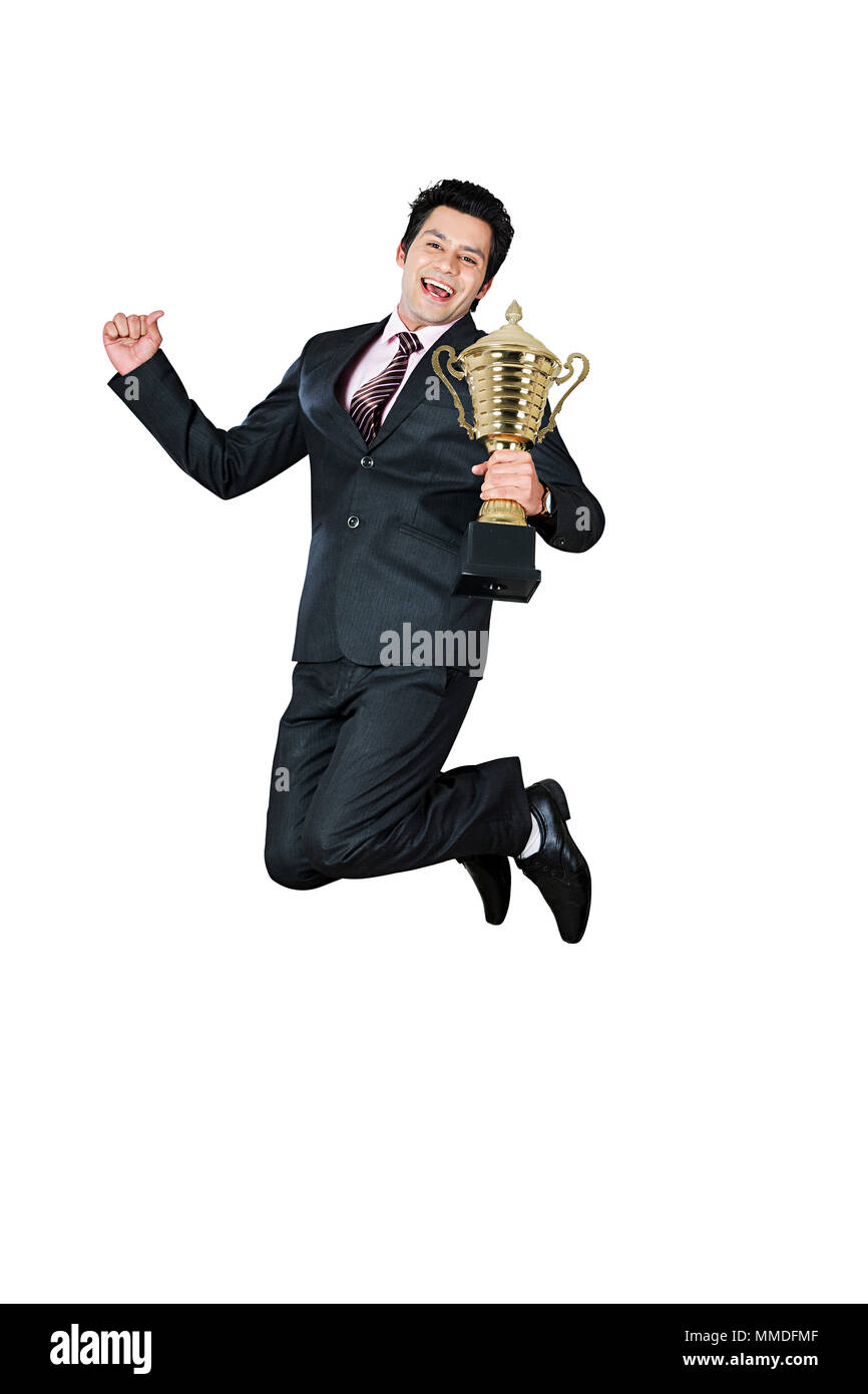 Ein Unternehmer Mitarbeiter Holding Trophy springen Spaß gewinnen Erfolg Förderung Stockfoto