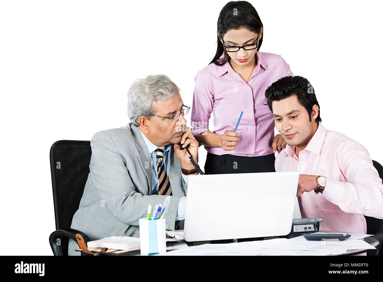 Drei Unternehmer und Geschäftsfrau Kollege s Team mit Laptop diskutieren Planung In-Office Stockfoto
