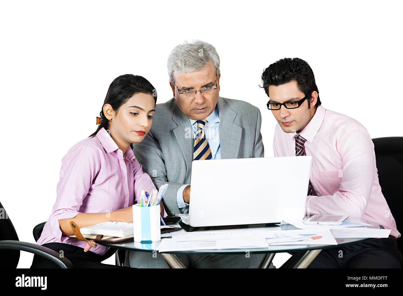 Drei Geschäftsleute Kollegen mit Laptop Diskussion Strategietreffen In-Office Stockfoto