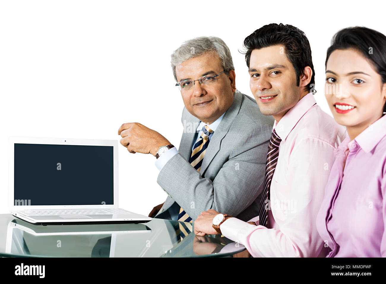 Drei Unternehmer und Geschäftsfrau Kollege s Team Laptop arbeiten In-Office Konferenz Stockfoto