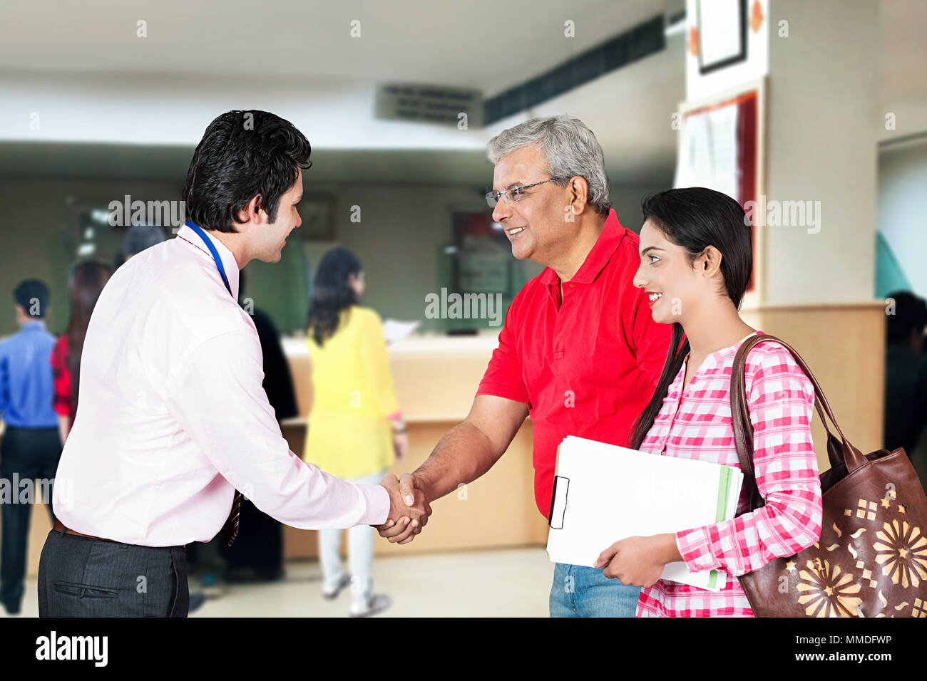 Indische Bank-Agent Handshake Kunde Bank Darlehen Diskussionsrunde In-Bank Stockfoto