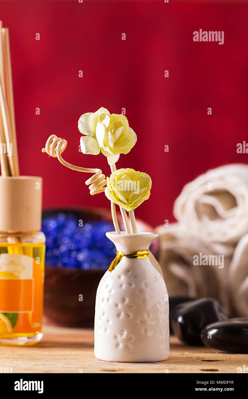 Spa Health Club Flasche Massageöl Kraut und Stein Niemand Stockfoto