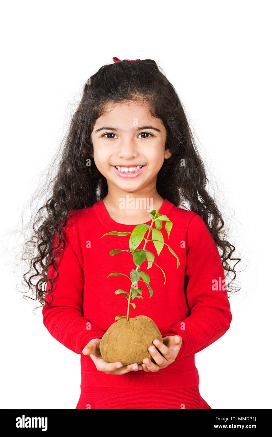 Neues Leben Konzept - Ein kleines Mädchen holding Anlage Sapling Wachstum pflanzlichen Lebens Stockfoto