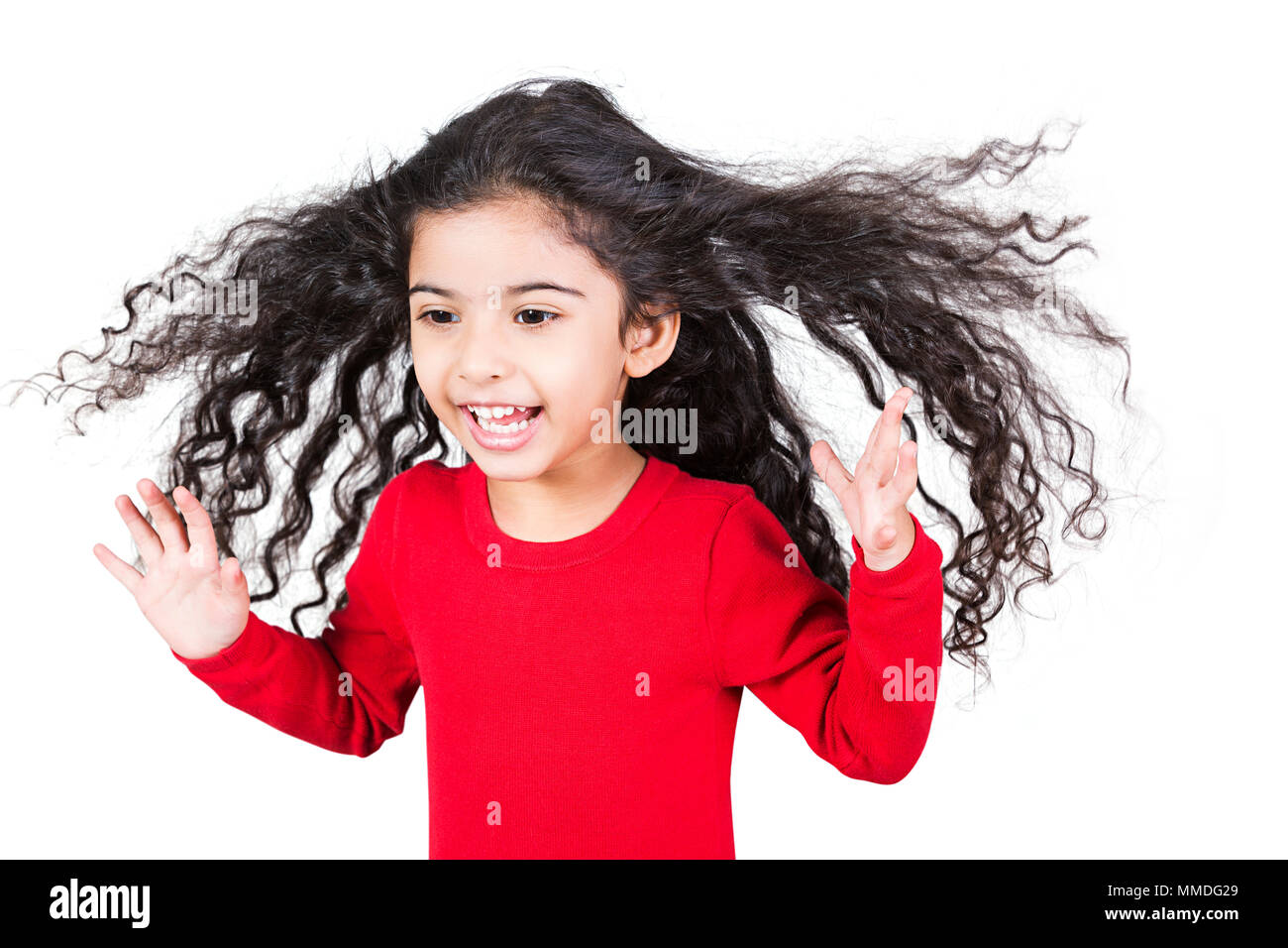 Lachend ein Kind Mädchen zerzaustem Haar Spaß fröhliche Genießen Stockfoto