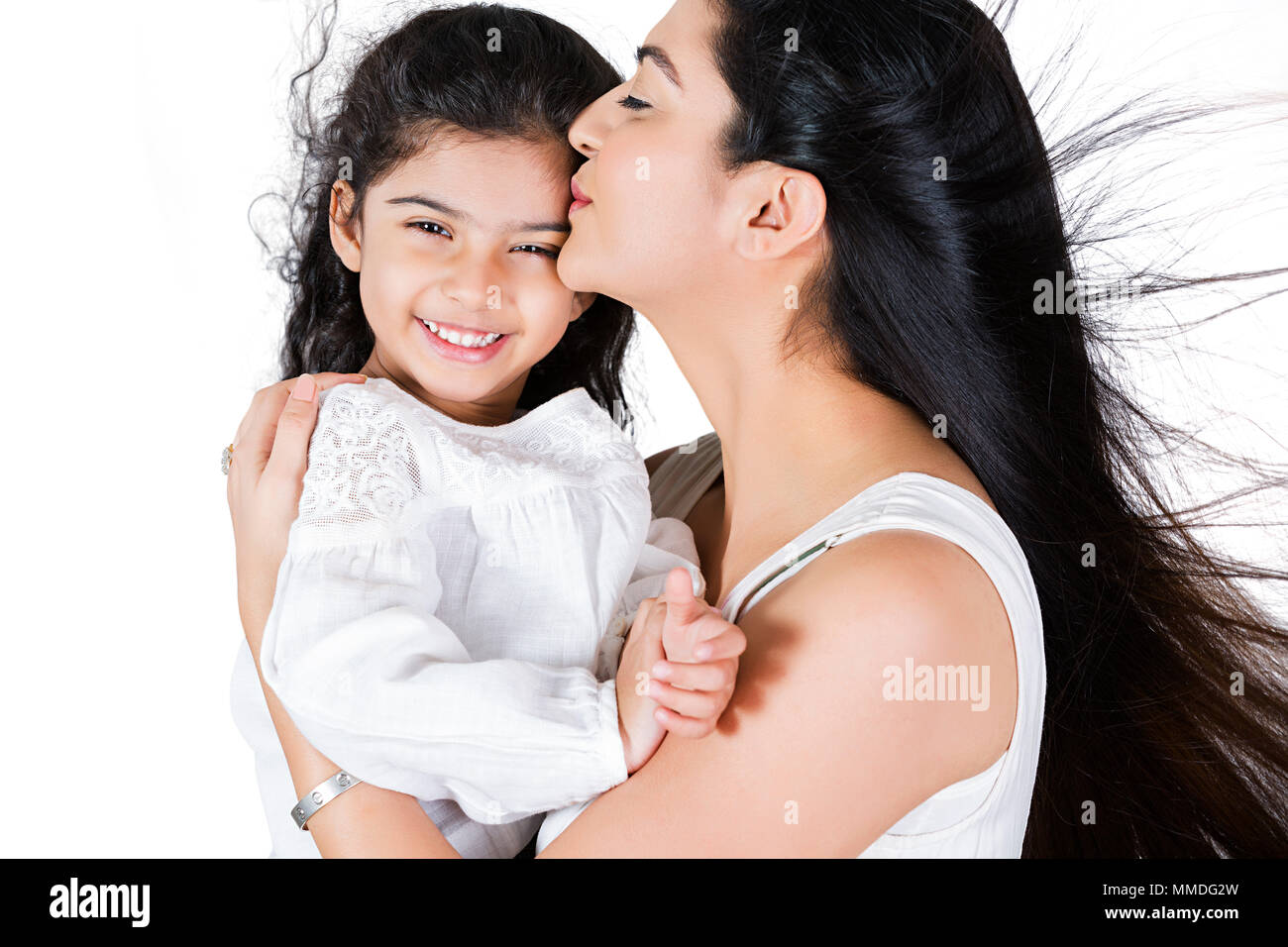 Glückliche Mutter geben einen Kuss auf ihre kleine Tochter Spaß Fröhliche Stockfoto