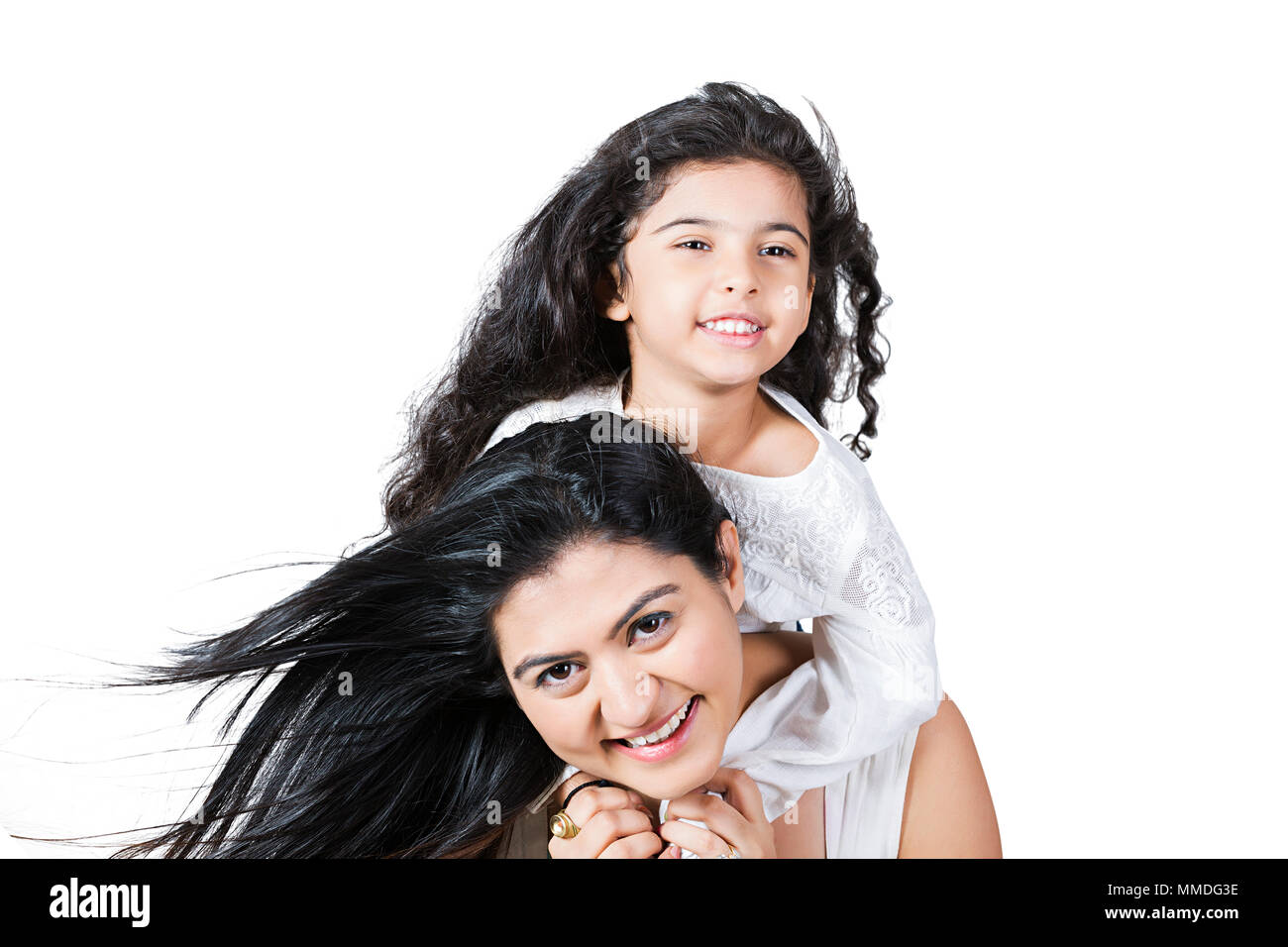 Glückliche Mutter Tochter, Huckepack, reiten Spaß fröhliche Genießen Stockfoto