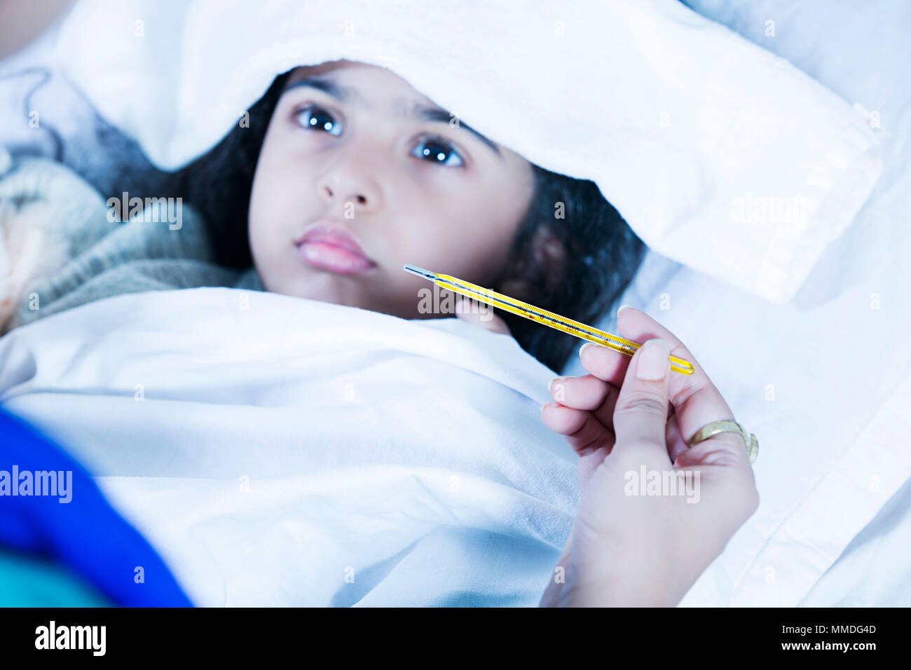 Nahaufnahme der Mutter messen Temperatur des kranken Kind Mädchen mit hohem Fieber zu Hause Stockfoto