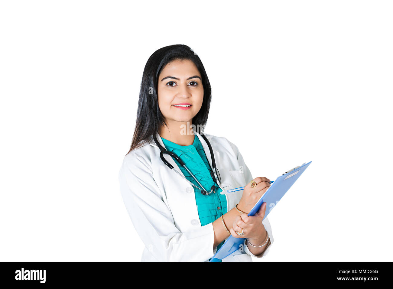 Eine erwachsene Frau Arzt Schreiben auf Zwischenablage Ärztlicher Bericht Stockfoto
