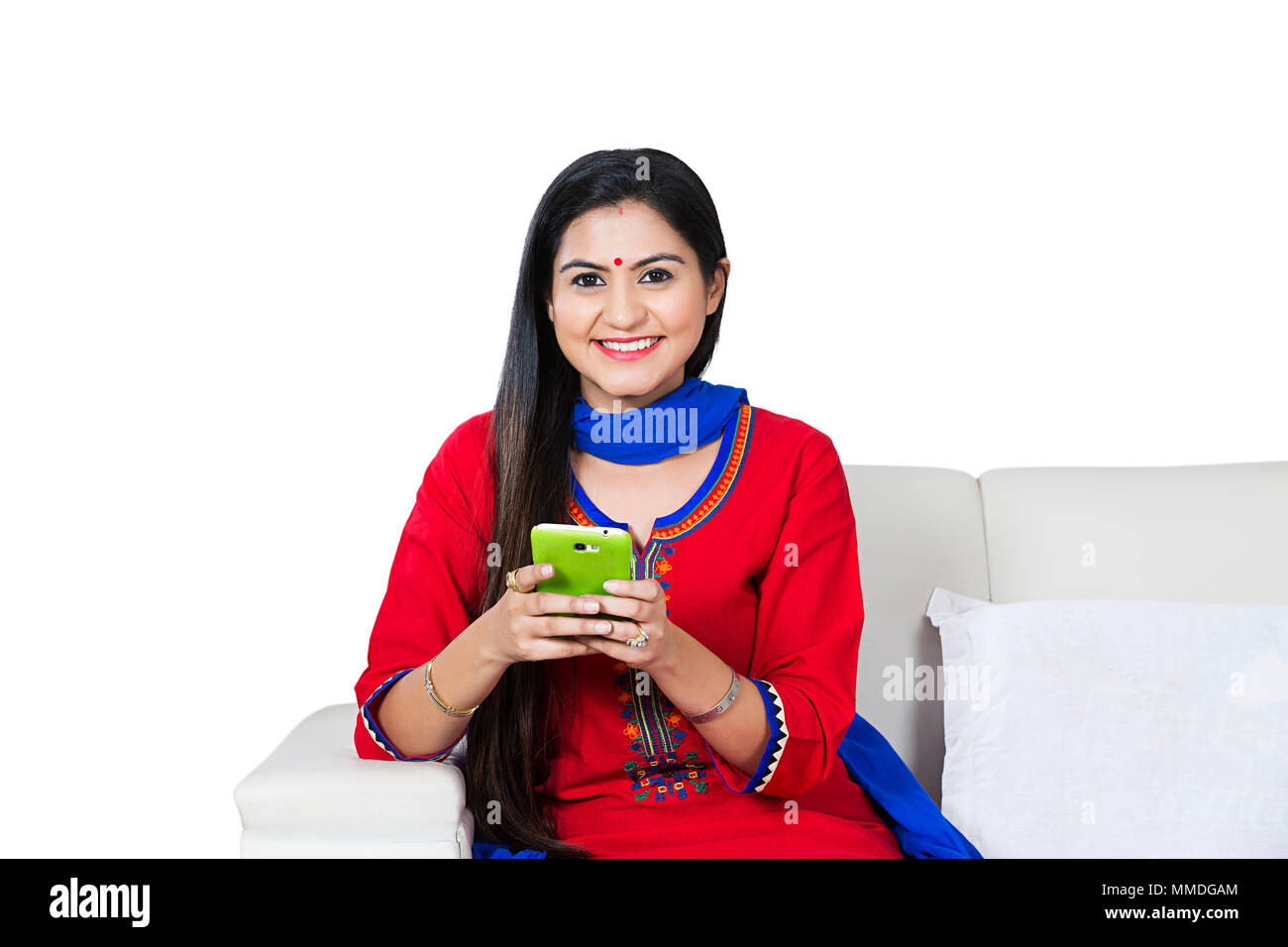 Eine Frau Text senden SMS auf Smart Phone sitzen Vor-Ort-Service Stockfoto