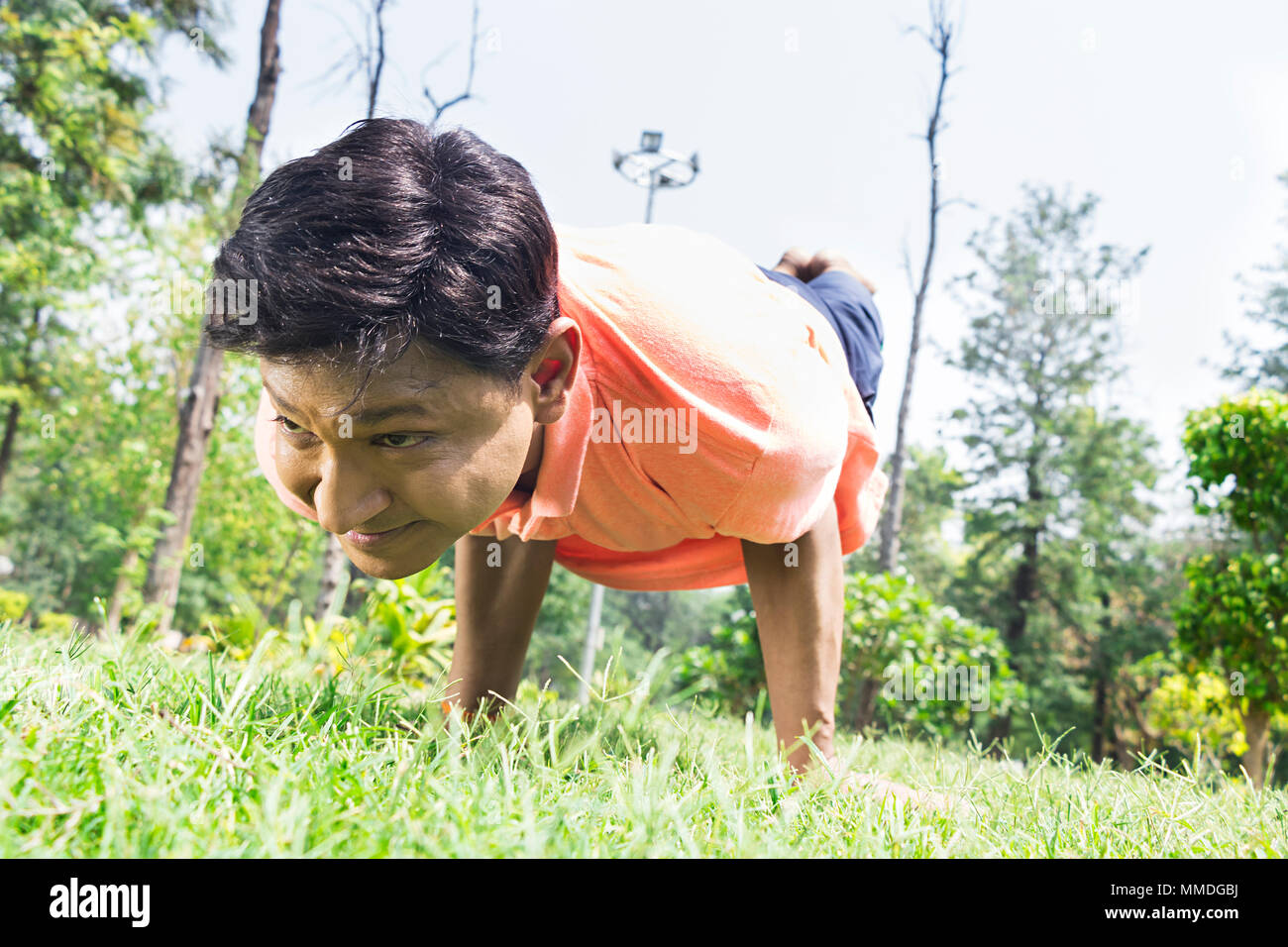 Yoga Mayurasana Pose von indischen Mann im Park morgen Fitness Übung Stockfoto