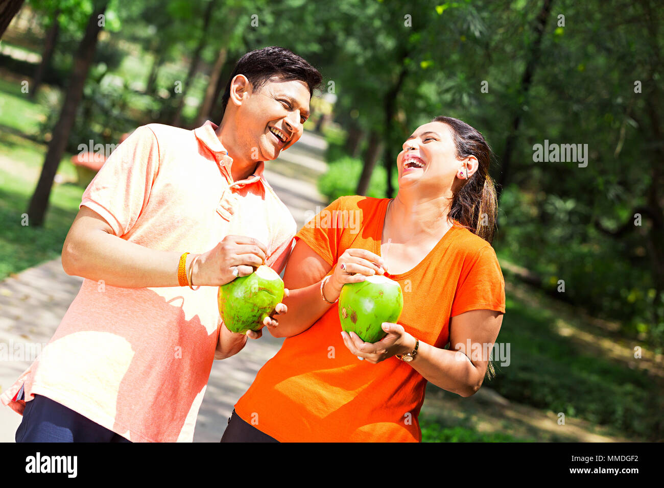 Glücklich verheiratetes Paar trinken frische Kokosnuss Wasser Spaß fröhlich In - Garten Stockfoto