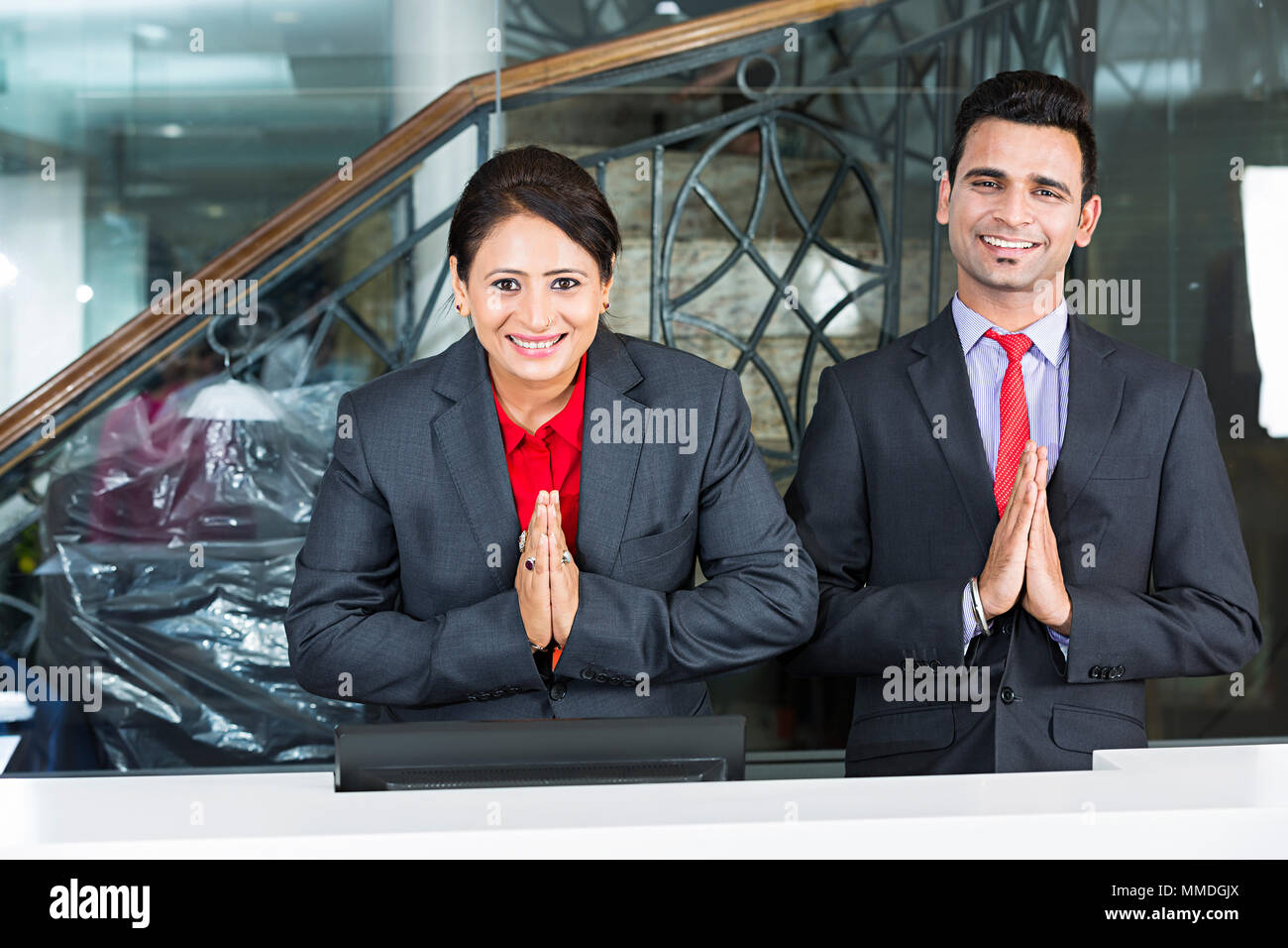 Zwei Angestellte Kollegin s Mitarbeiter Joined-Hands Begrüßung Willkommen/Pazifik-Raum Rezeption Stockfoto