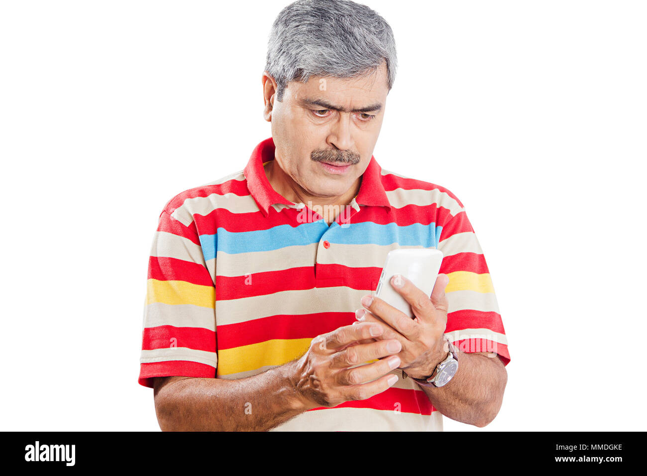 Senioren älterer männlichen Lesen Text-Message SMS auf Smart-phone Badnews Stockfoto