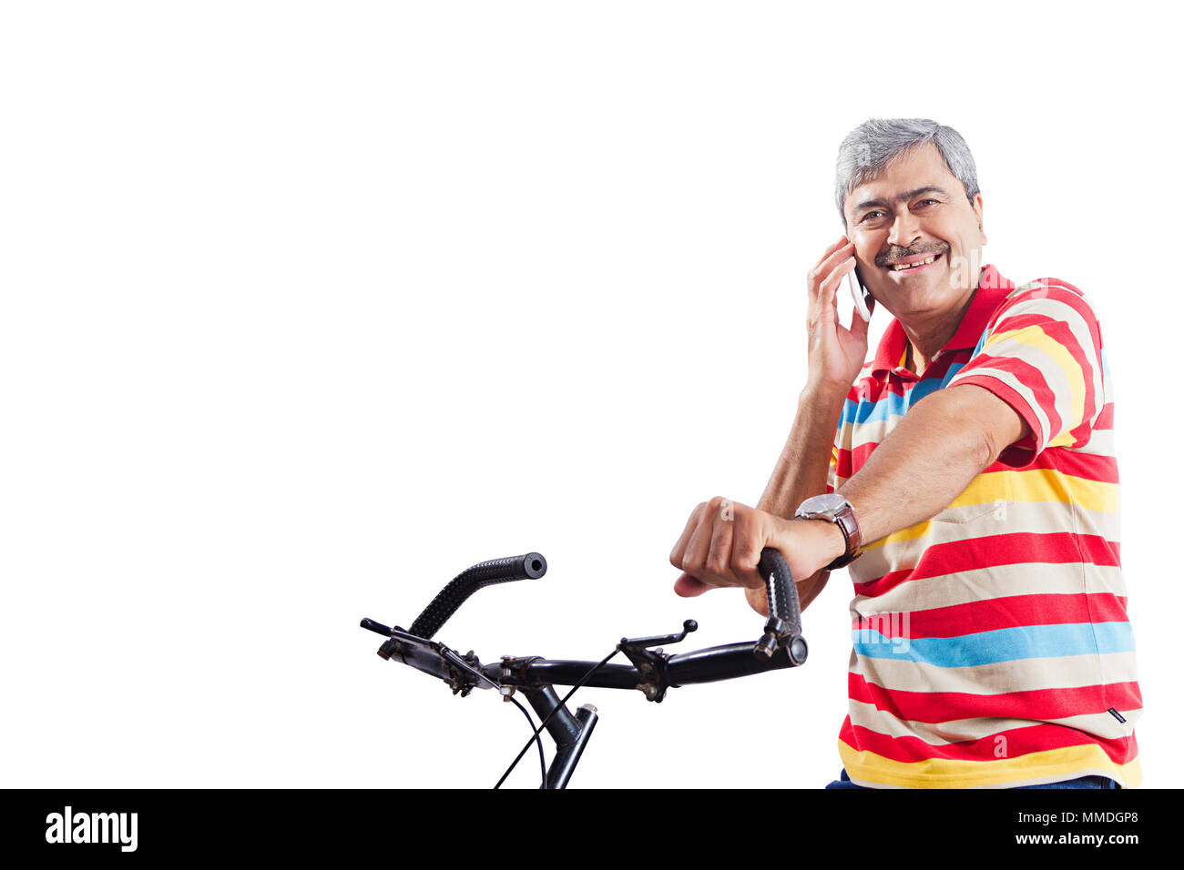 Glücklich, ein älterer Mann Handy während der Fahrt ein Fahrrad Stockfoto