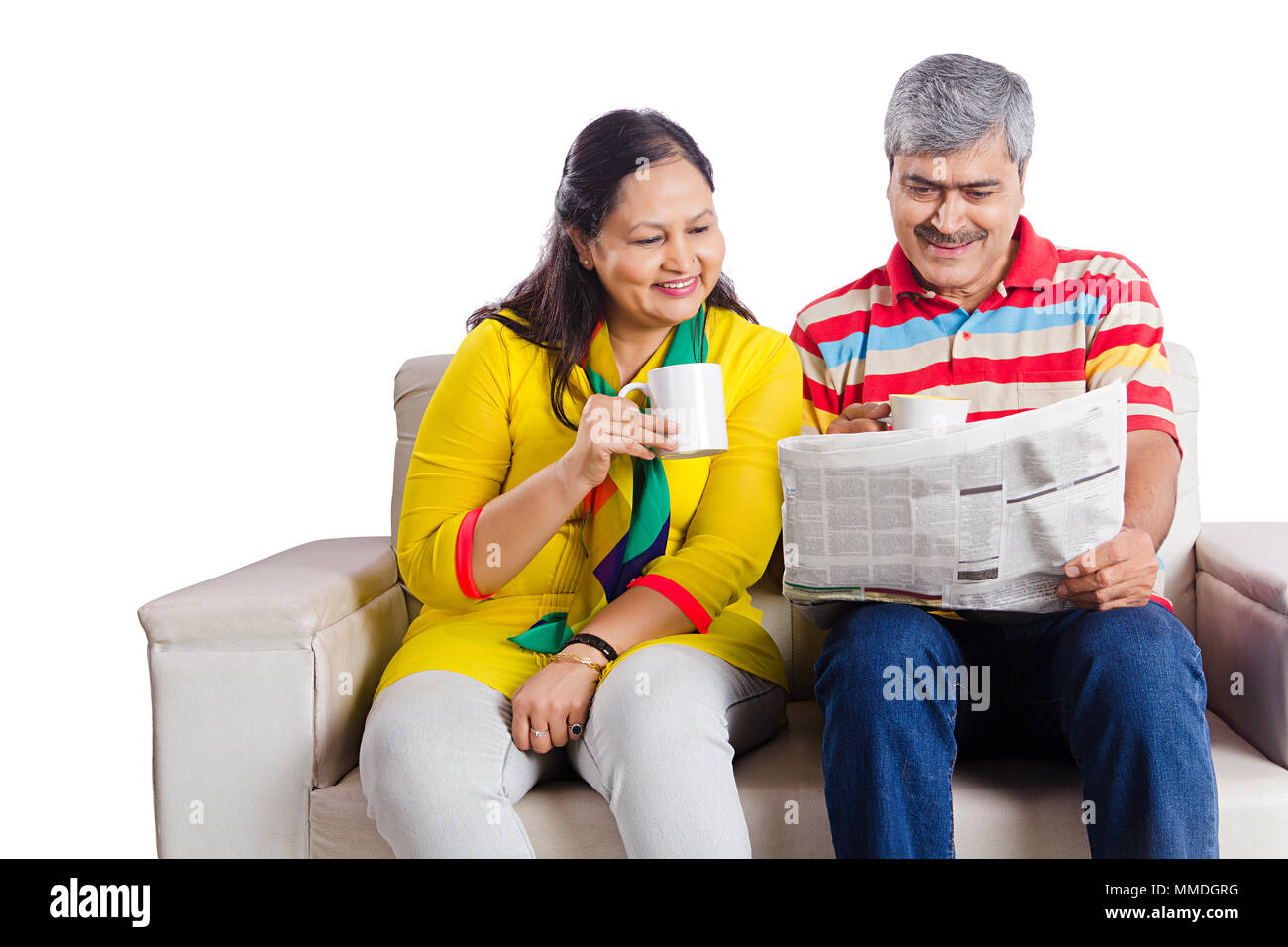 Senior Paar Sofa sitzen, Tee trinken und lesen Zeitung Vor-Ort-Service Stockfoto