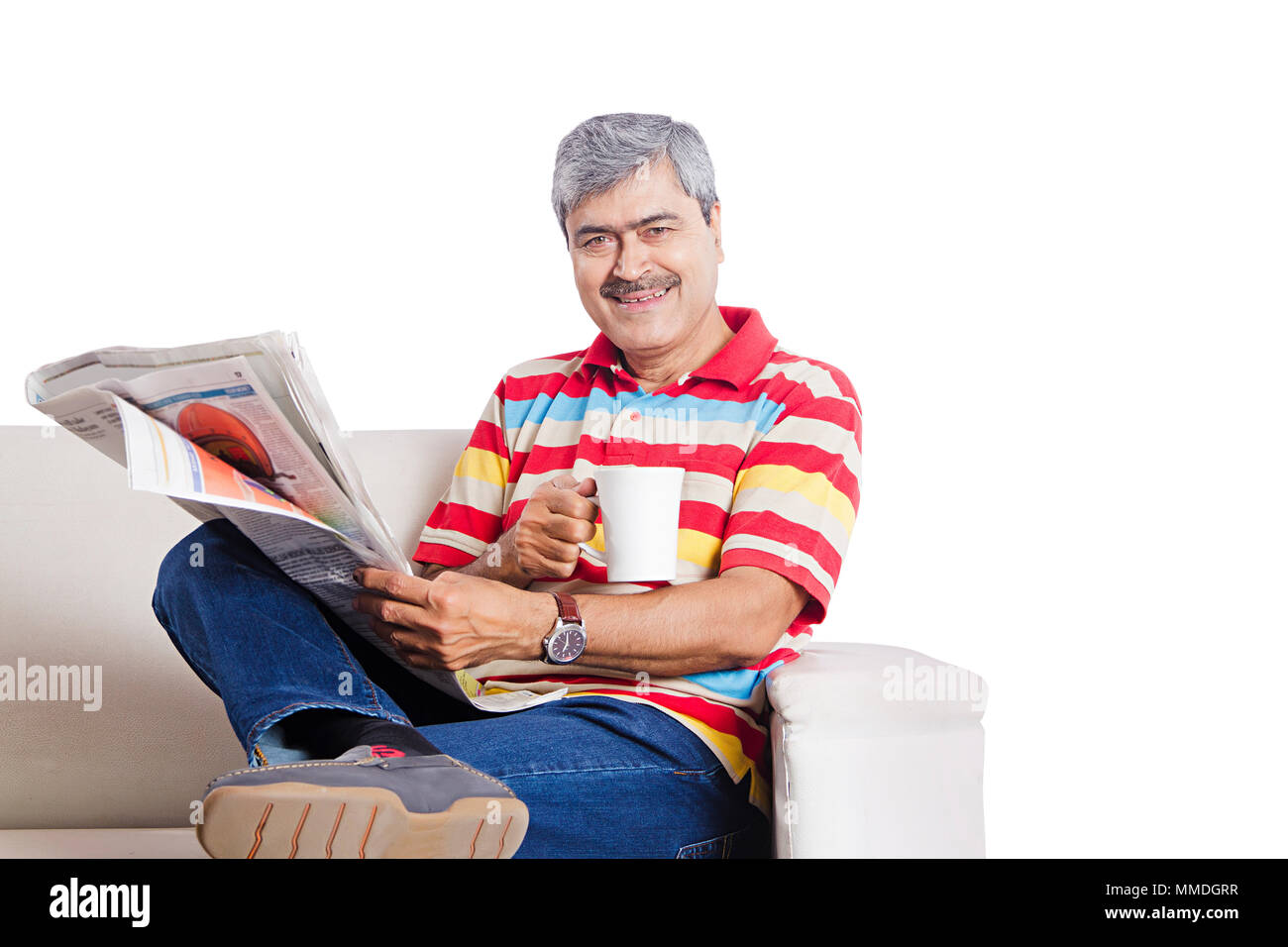 Ein älterer Mann Sofa sitzen, Tee trinken, lesen Zeitung Vor-Ort-Service Stockfoto