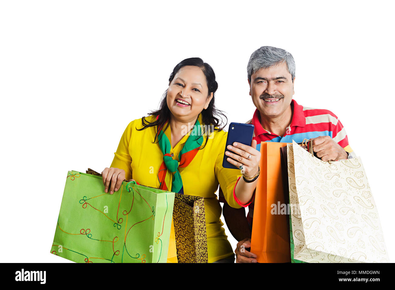Gerne älteres Paar lesen Text-Message-Smartphone mit Tüten Stockfoto