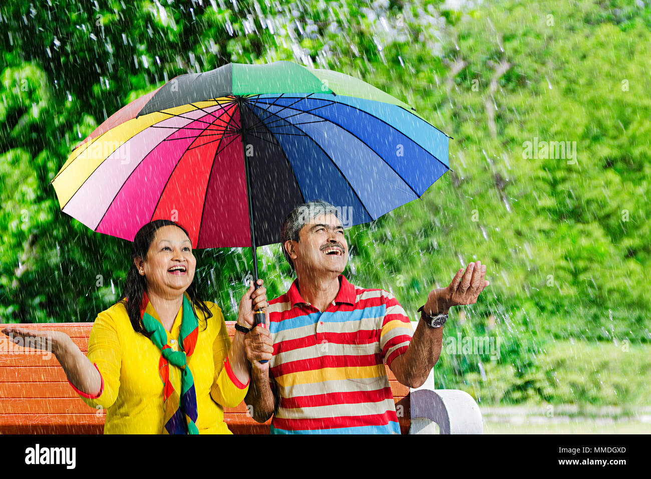 verliebtes-paar-im-regen-sitzen-fotos-und-bildmaterial-in-hoher