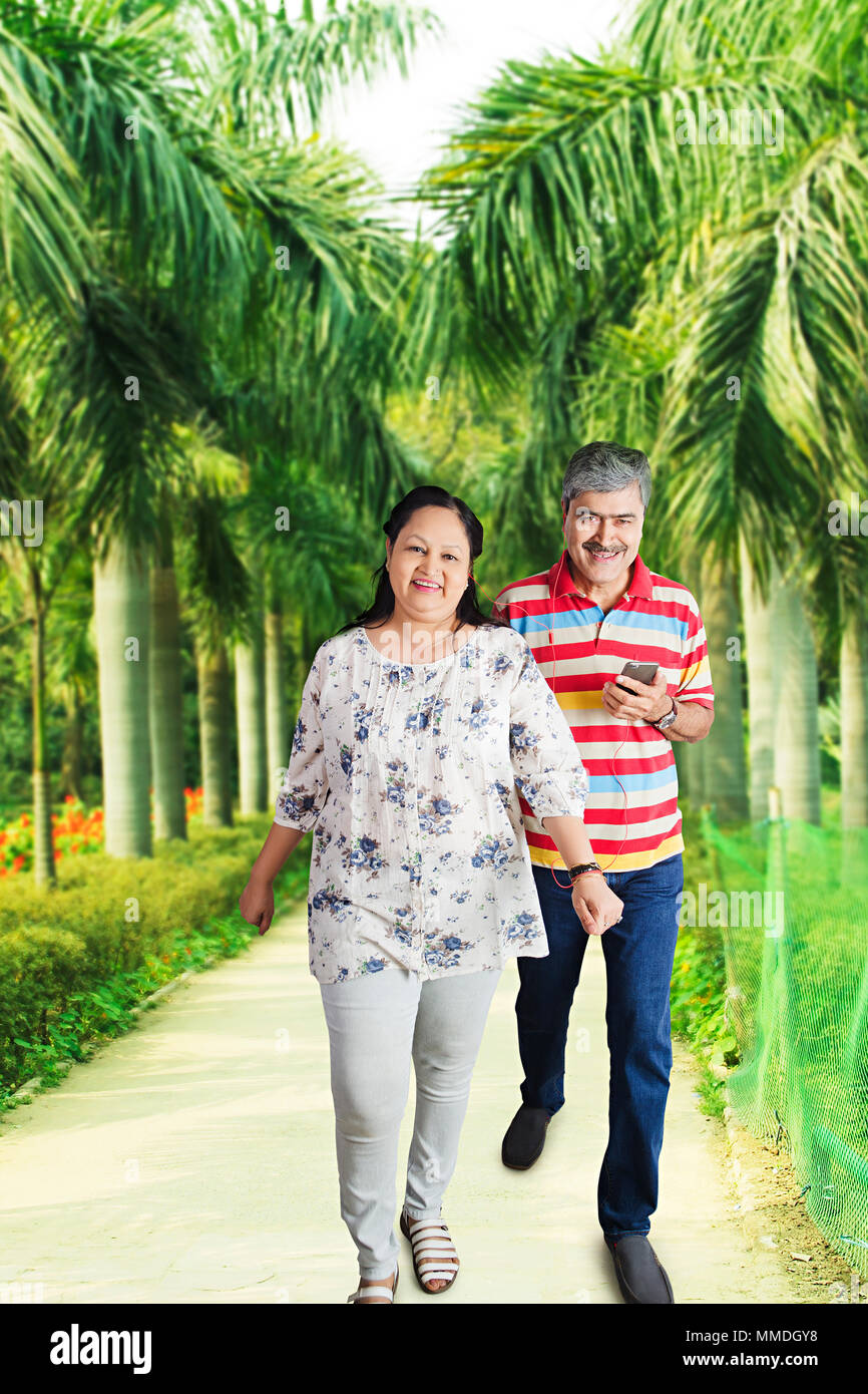 Senior Married-Couple Wandern Gehweg In-Park Joggen morgens Workout Stockfoto