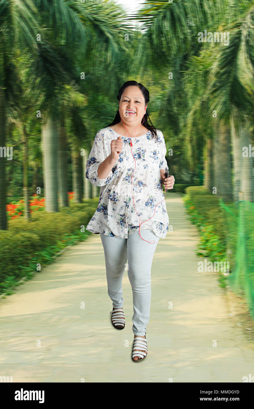Eine alte Dame laufen Joggen im Park Morgenspaziergang Workout Stockfoto