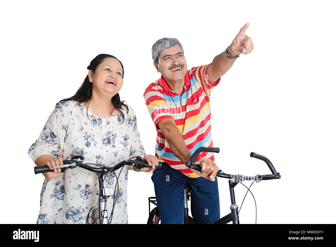 Gerne ältere Paare sitzen Zyklus und Mann zeigenden Finger angezeigt Stockfoto