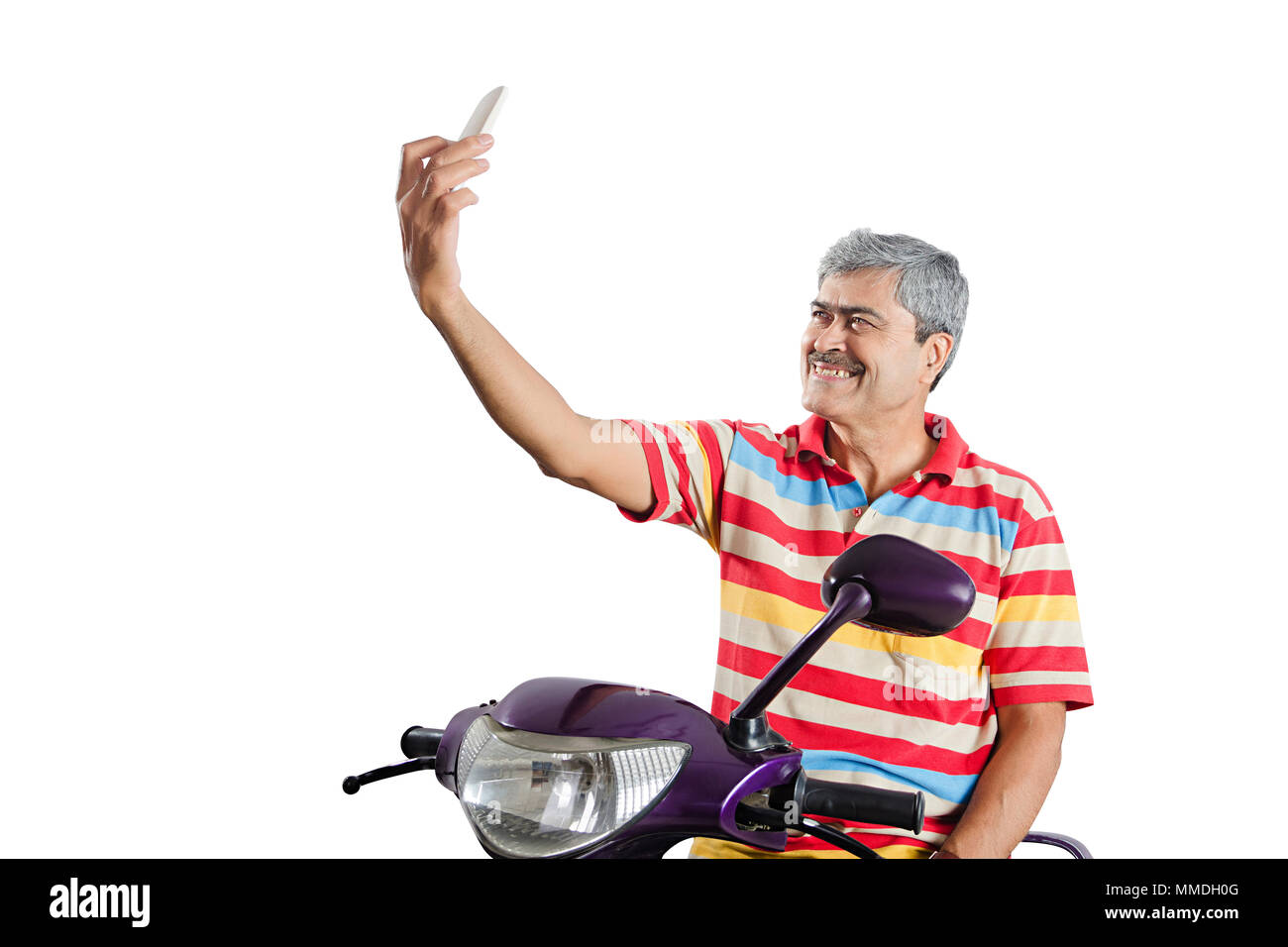 Ein älterer Mann, der Roller unter Selfie Bild auf Cell-Phone Stockfoto