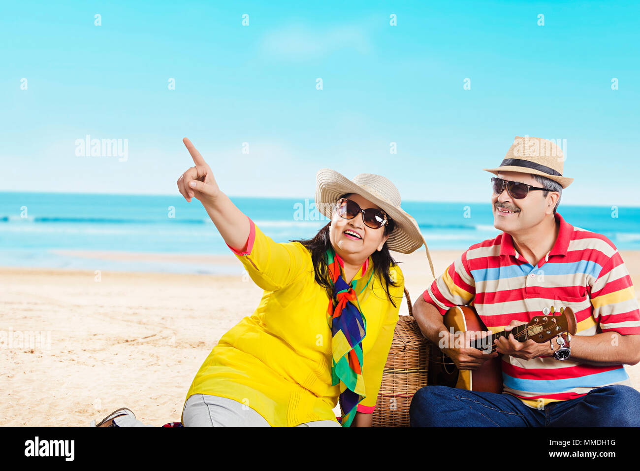 Senior Paar in Liebe mit Picknick - Strand mit Gitarre genießen Stockfoto