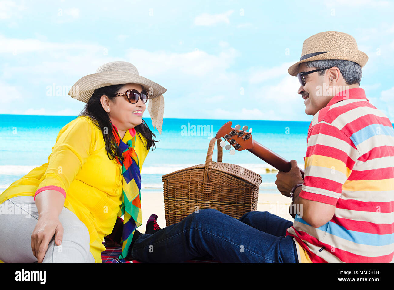 Gerne älteres Paar die Liebe in Picknick mit Gitarre in Sea-Beach genießen Stockfoto