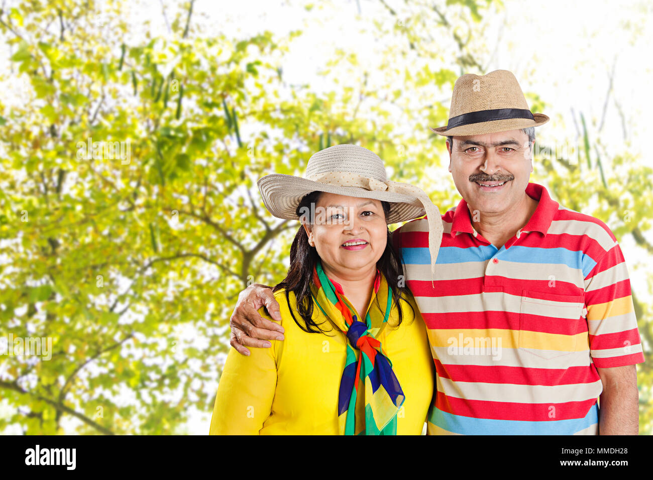 Gerne älteres Paar stehend mit Arme um Spaß At-Garden Stockfoto