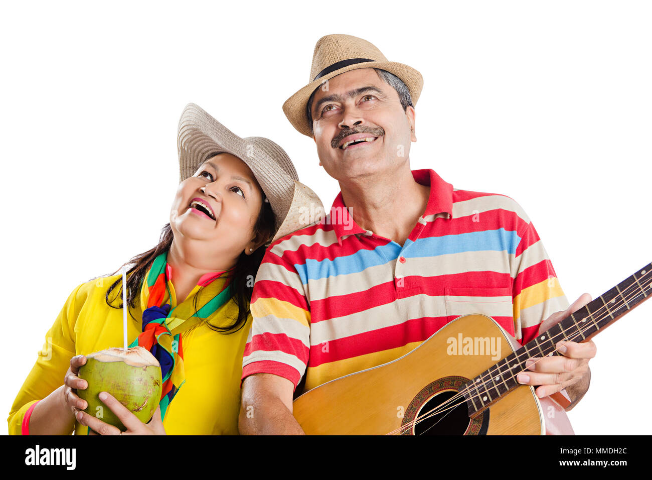 Gerne älteres Paar Gitarre singen-song mit Kokosnuss - Wasser Spaß Stockfoto