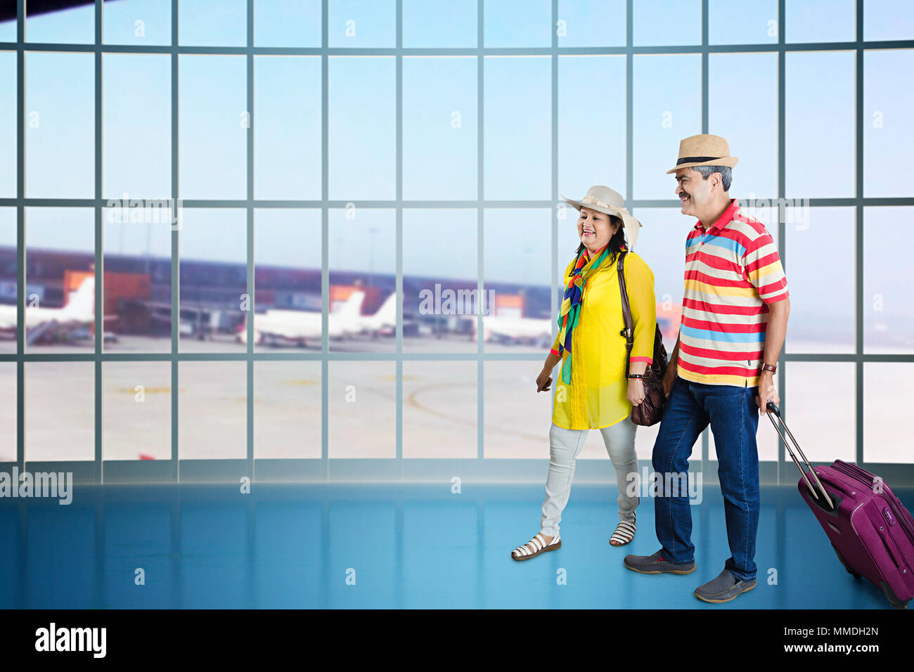 Senior Paar mit Koffer Taschen - am Flughafen sind bereit zur Flucht. Stockfoto
