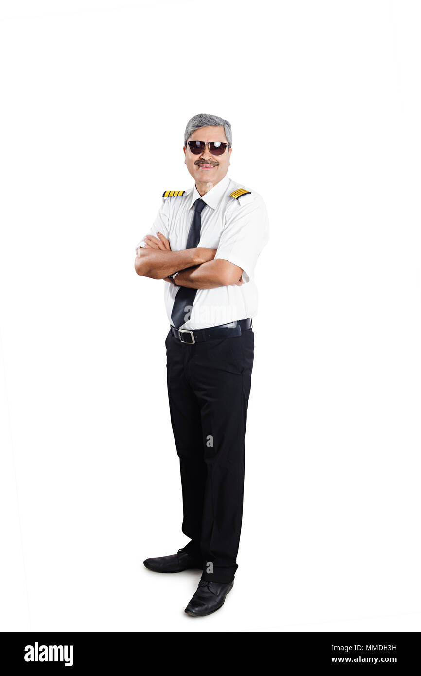 Ein alter Mann in Pilot Uniform Crossed-Arms Ständigen weißen Hintergrund Stockfoto