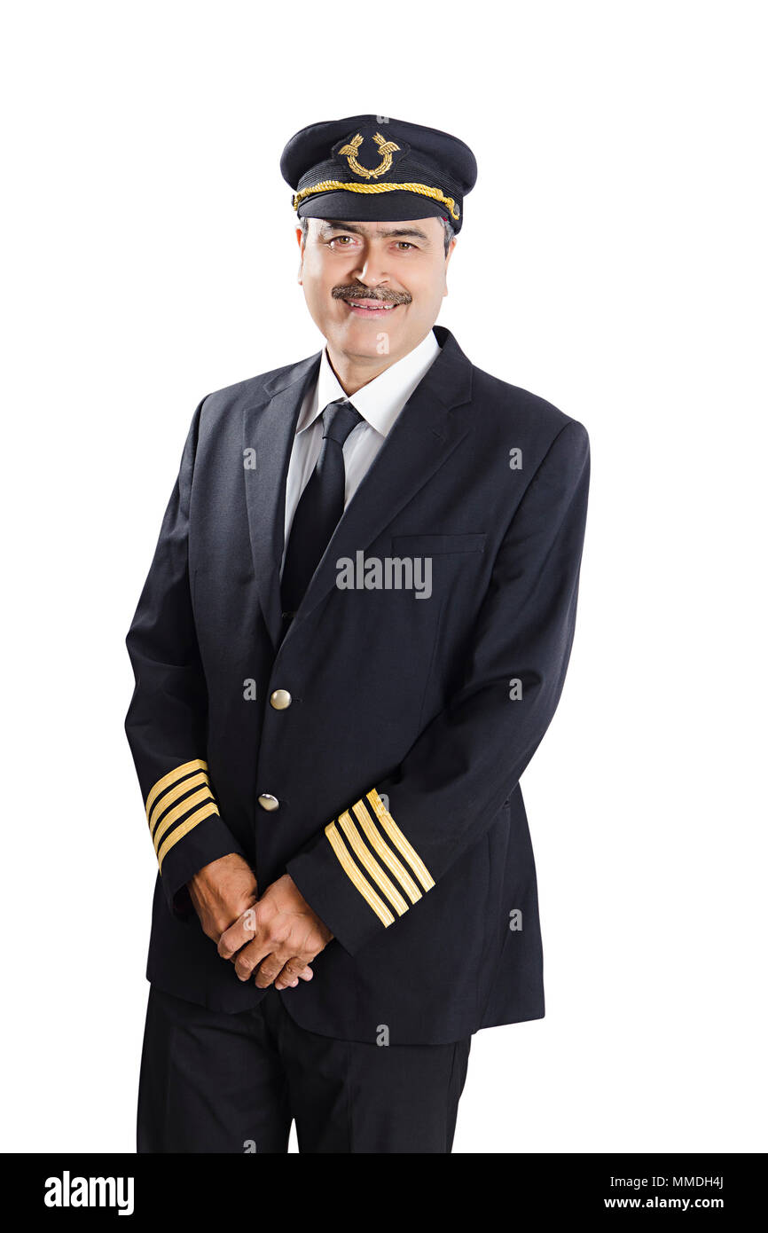 Ein älterer Pilot in Uniform stehend mit gefalteten Händen Stockfoto