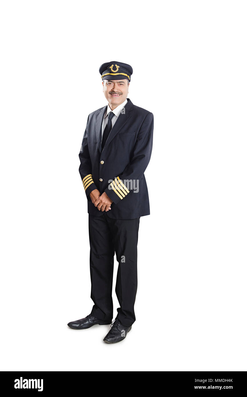 Ein älterer Mann Pilot stehend mit gefalteten Händen weißer Hintergrund Stockfoto