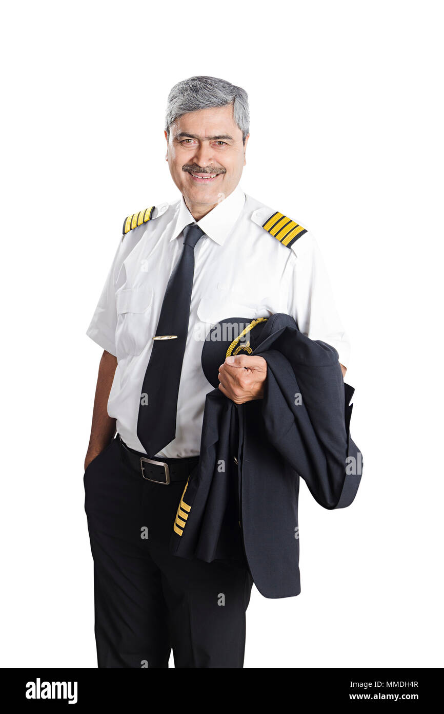Ein älterer Mann Co-Pilot holding Klage in der Hand lächelnd Stockfoto