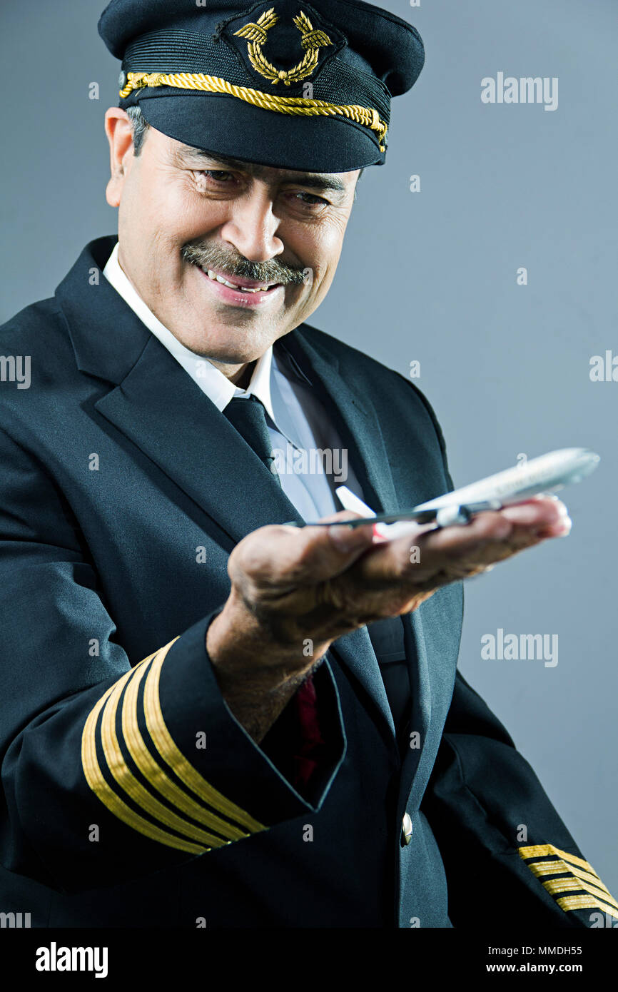 Ein alter Mann Pilot mit Dummy Air-Plane auf seiner Hand Palm Stockfoto