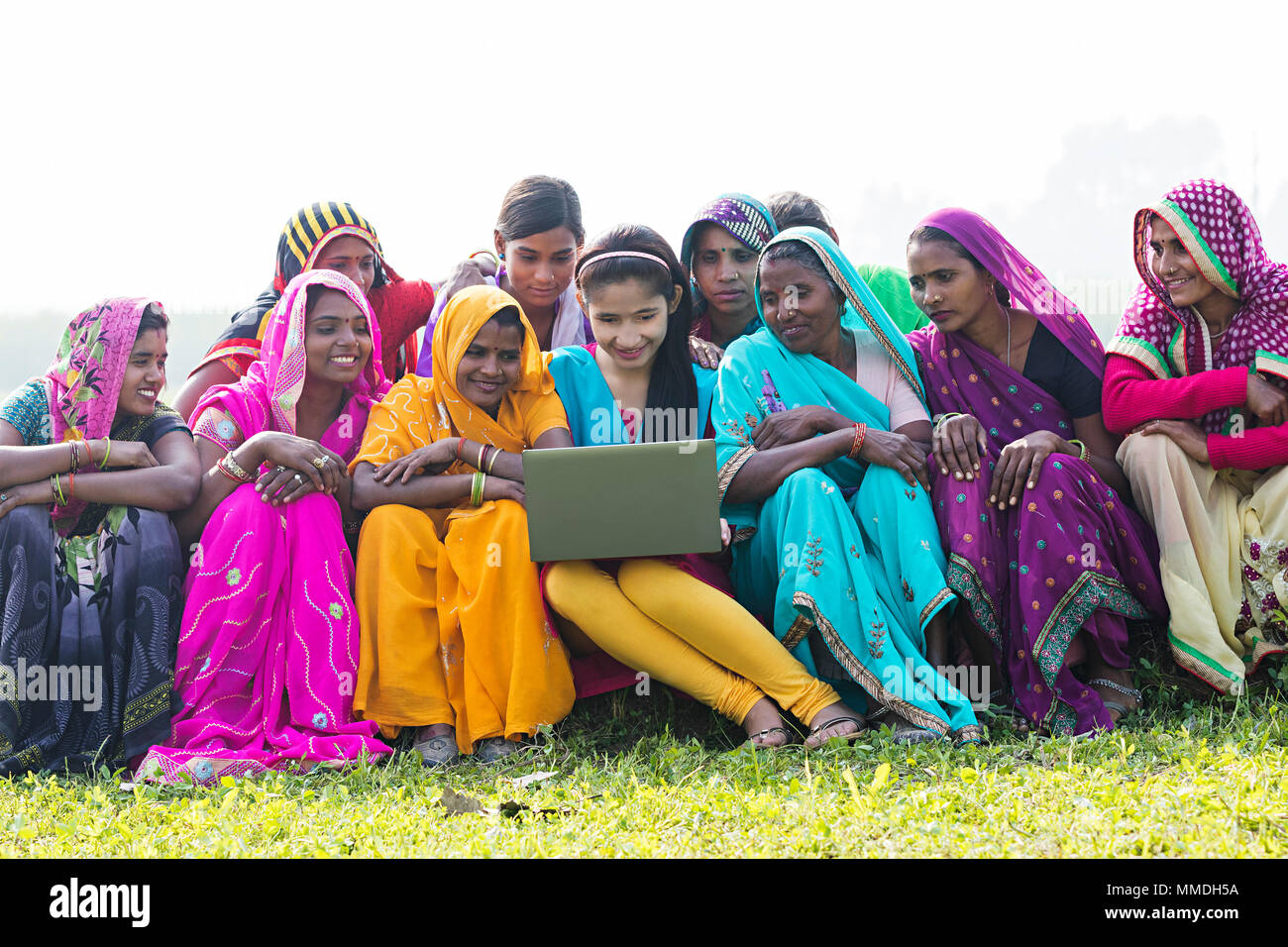 Gruppe ländlichen Damen und Mädchen Laptop Bildung Lernen Sensibilisierung In-Village Stockfoto