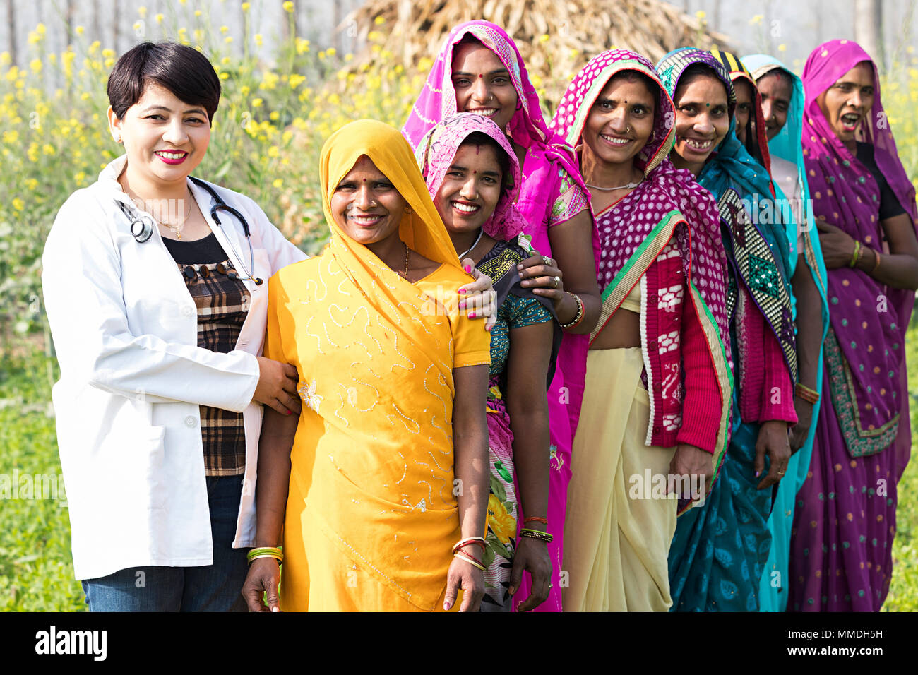 Gruppe ländliche Frauen und Arzt zu unterstützen Bewusstsein In-Farm Stockfoto