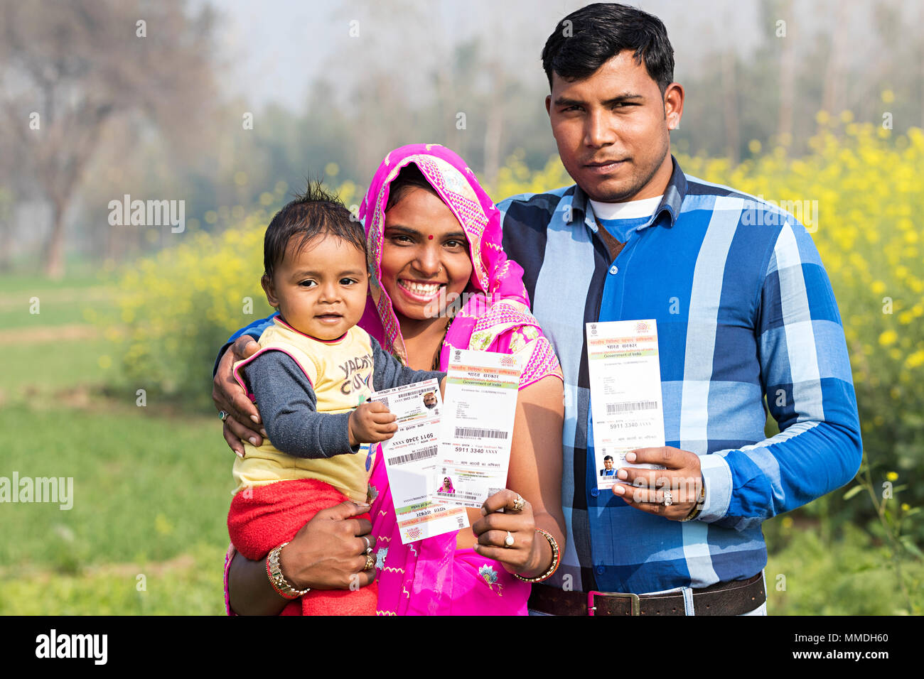 Ländliche Farmer Familie Eltern und Child-Boy Aadhaar Karte anzeigen Bauernhof Stockfoto