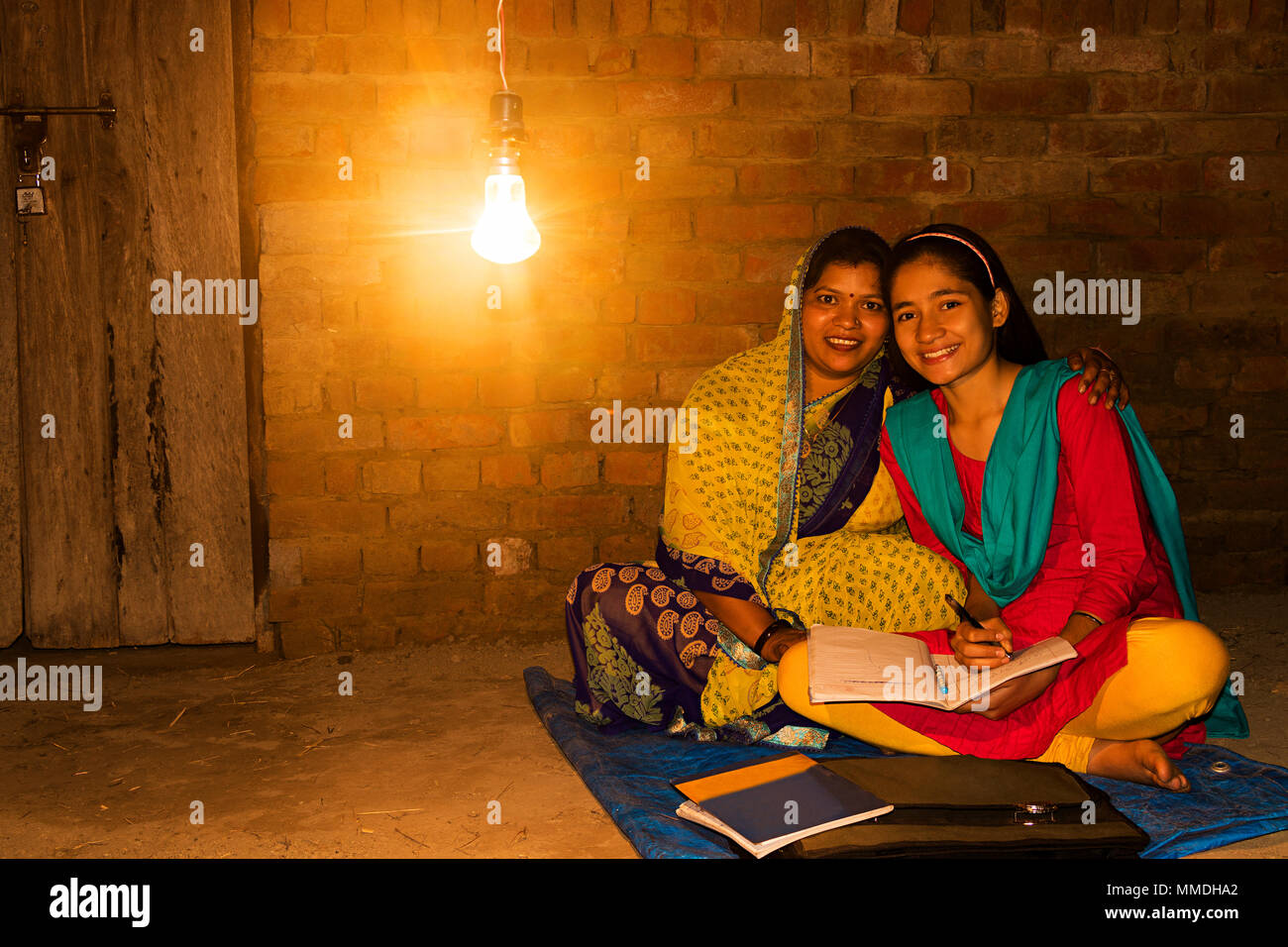 Zwei ländlichen Mutter und Tochter Buch Bildung Nacht Vor-Ort-Service Stockfoto