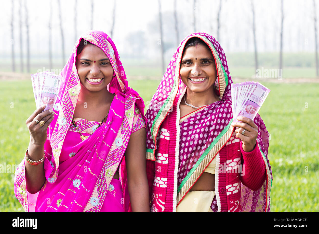 Zwei ländlichen Dorfbewohner weiblichen Übersicht Geld Rupien Einkommens der landwirtschaftlichen Dorf Stockfoto