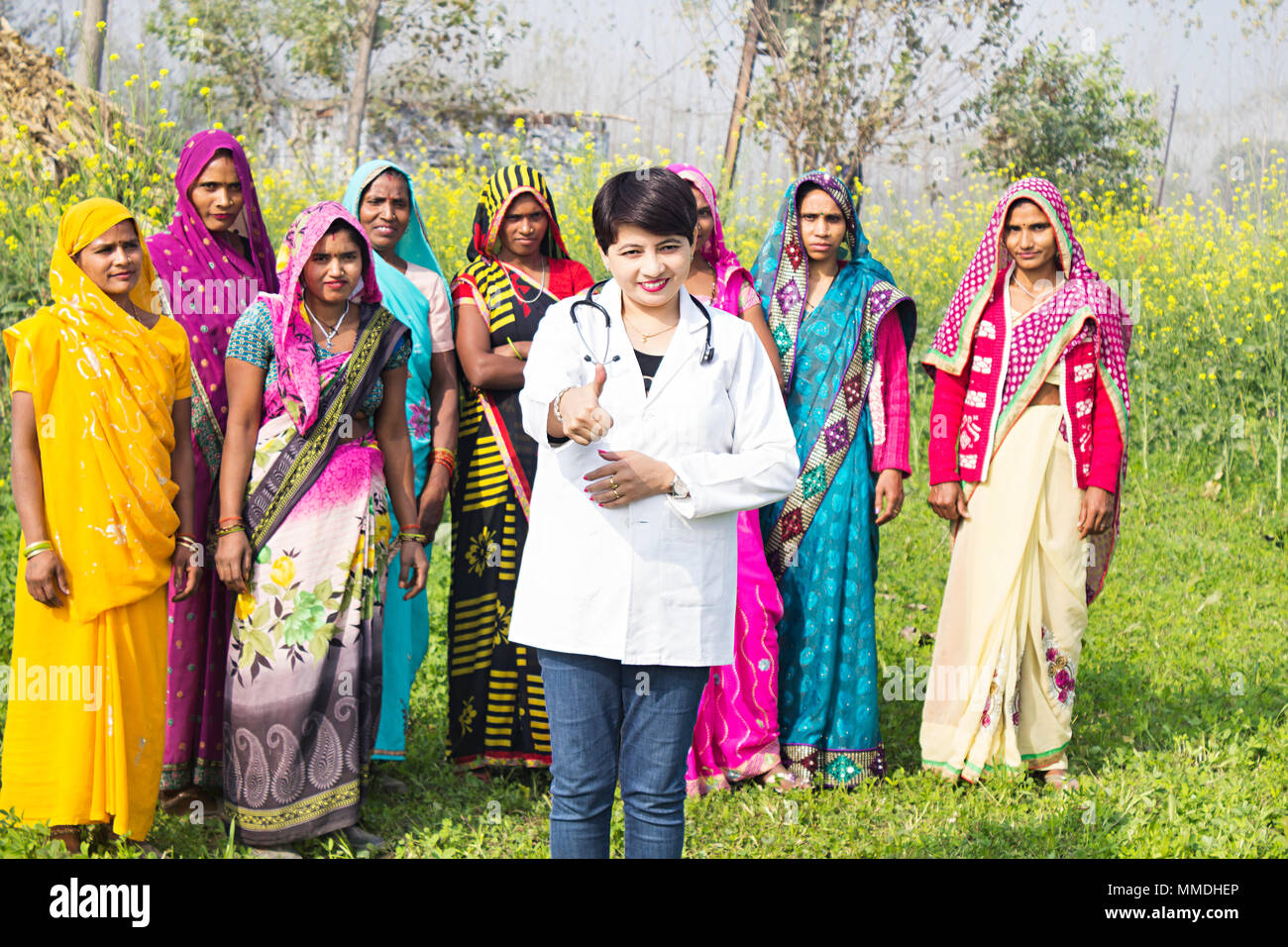 Gruppe ländliche Frauen und Regierung Arzt Advisor angezeigt Thumbs-up Farm Stockfoto
