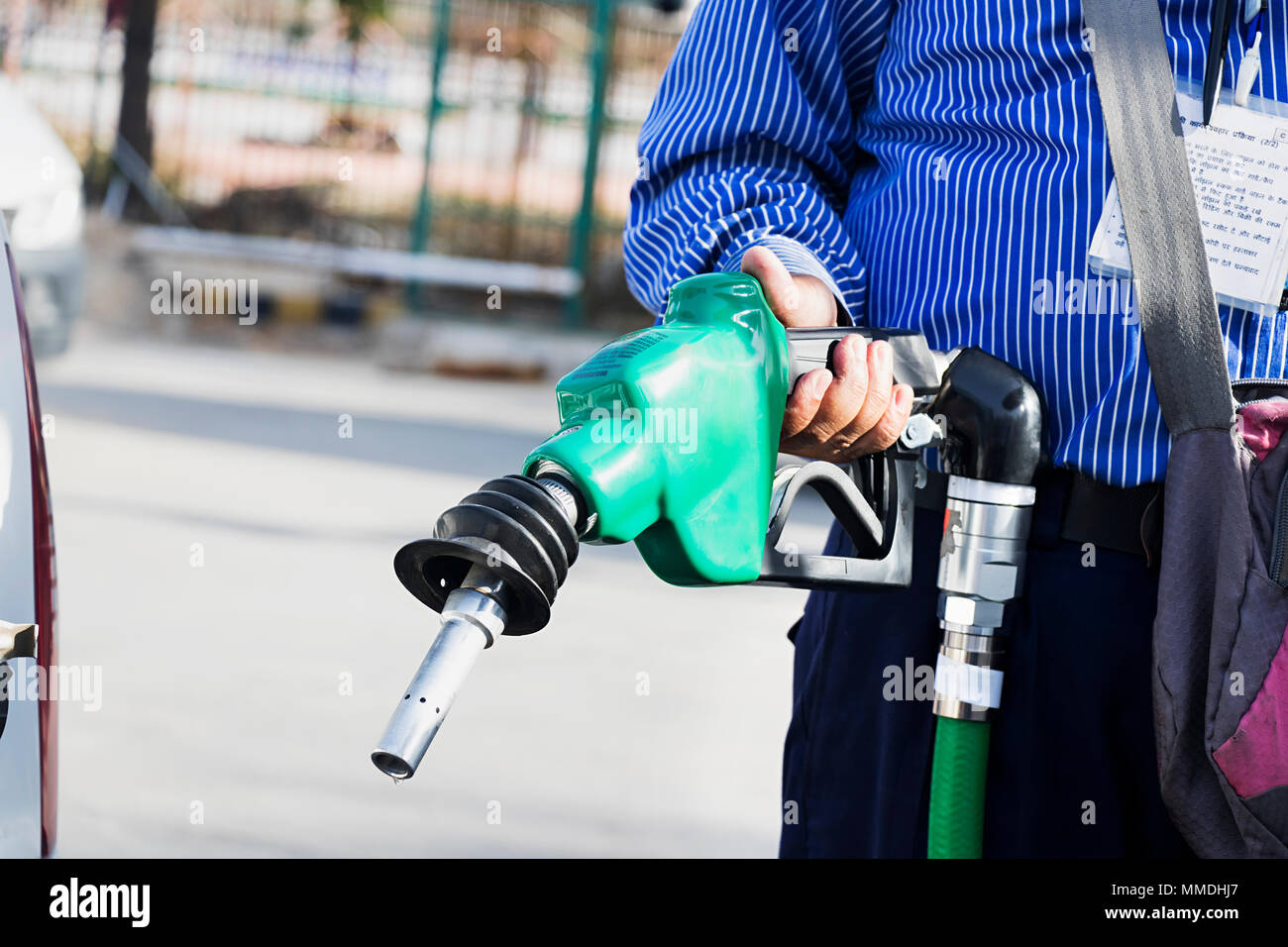 Nahaufnahme der Hand, die Benzin pumpe Düse. Kraftstoffpumpe Station Stockfoto