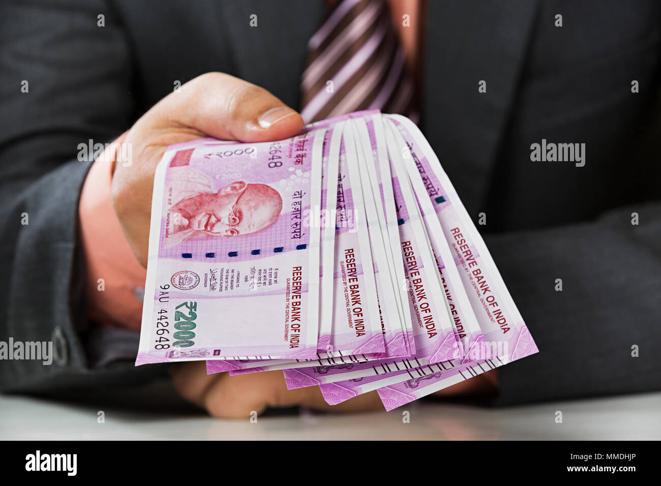 Geschäftsmann Geld geben, Indische Rupie Banknoten für erbrachte Dienstleistungen als Pro Stockfoto