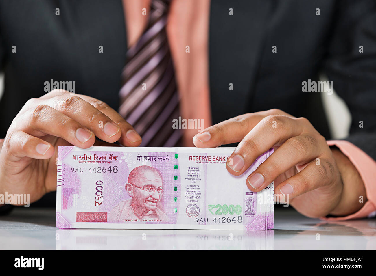 - Menschen die Hände in der Nähe zählt 2000 Rupie Noten Geld Konzept Stockfoto