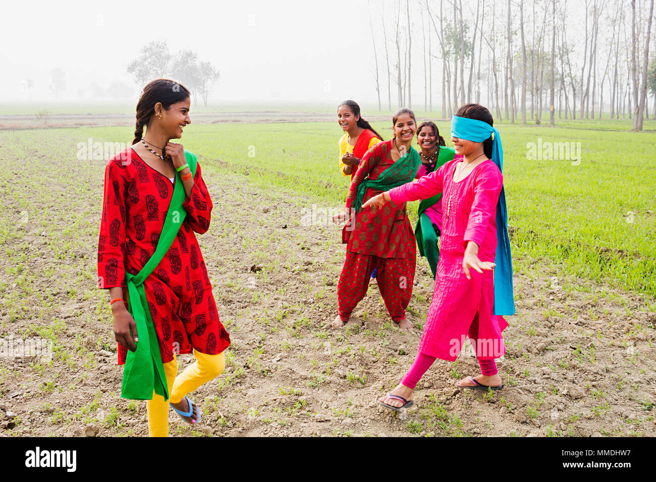 Gruppe ländlichen Dorfbewohner Mädchen spielen Augenbinde Spiel Spaß Abschnitt "Dorf Stockfoto
