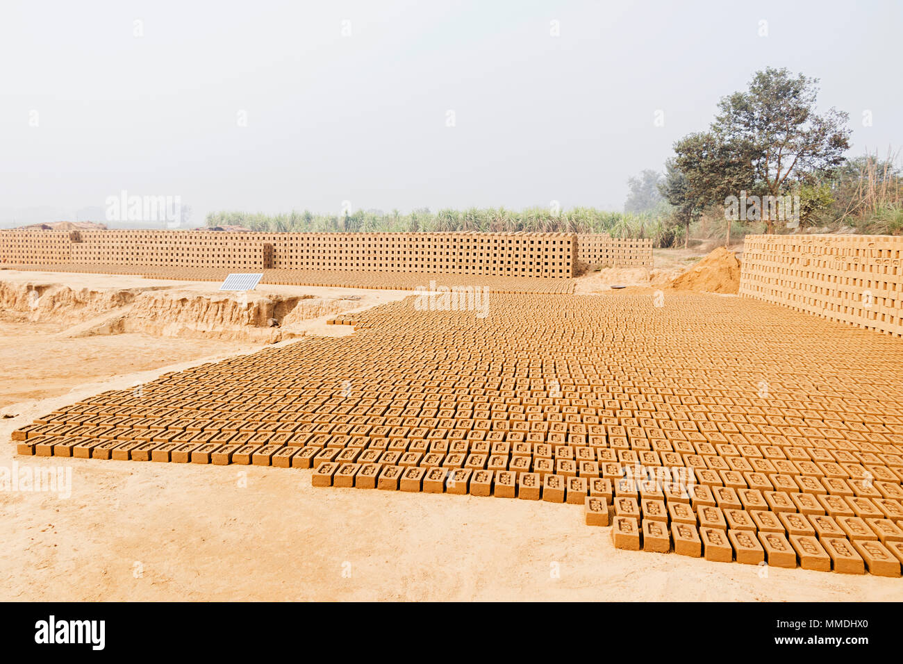 Fülle Stapel von Backsteinen in Brick-Factory, Dorf Uttar Pradesh - Indien Stockfoto