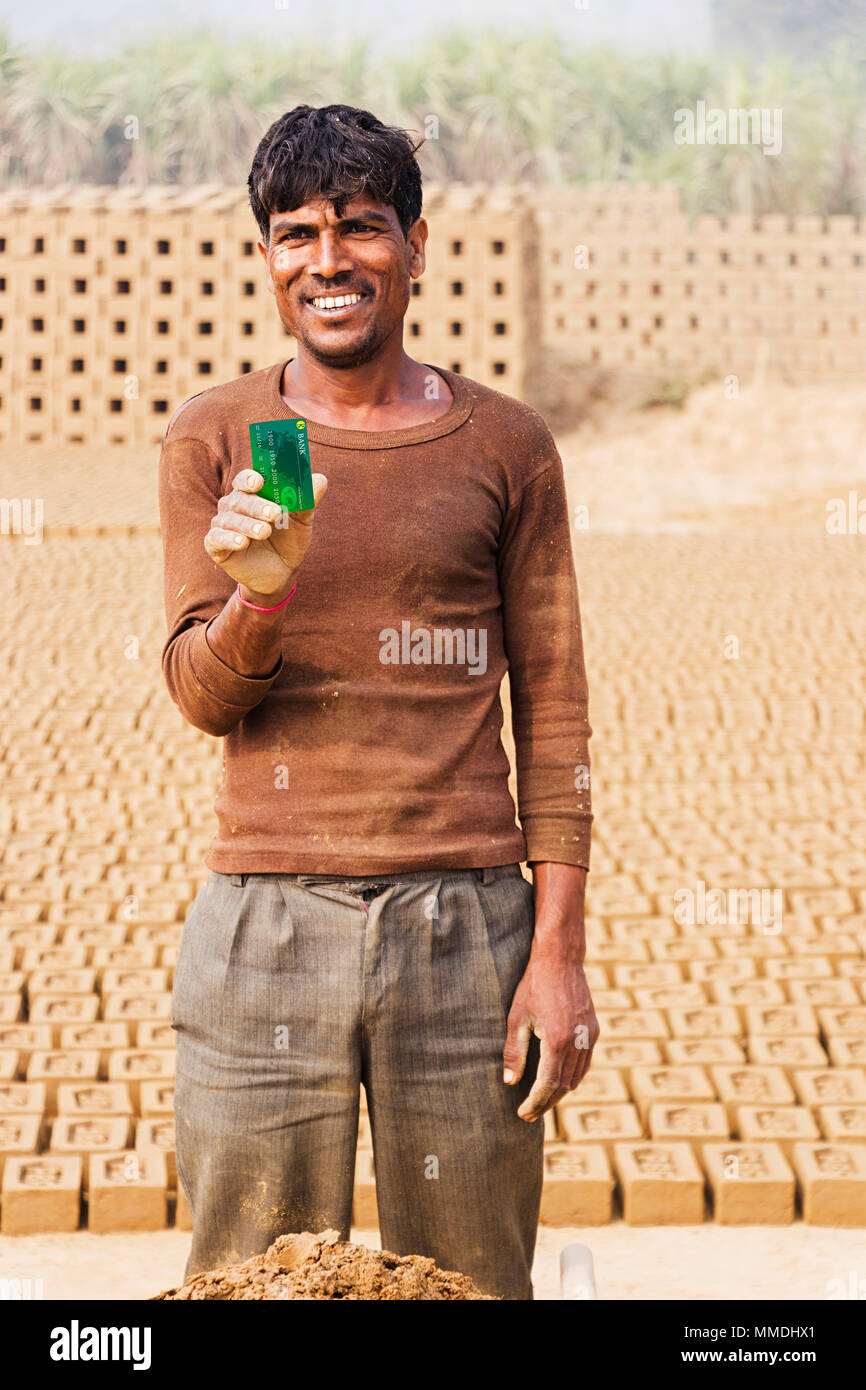 Eine ländliche Brick Fabrikarbeiter Mann zeigen, credit-card In-Village Stockfoto