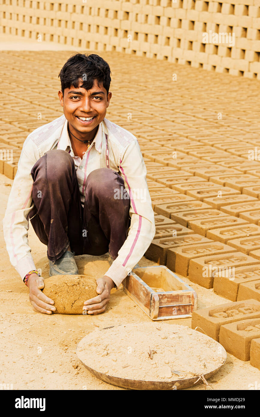Ländliche junge Arbeiter, die Ziegel arbeitet bei Brick-Factory im Freien Stockfoto